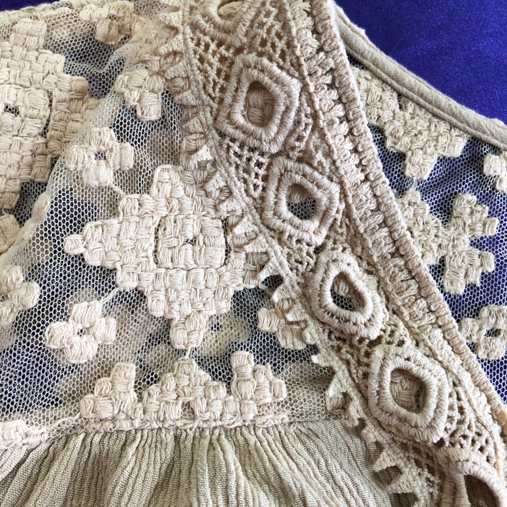 πJohn Paul Richard Beautiful Ivory Lace Top - Picture 6 of 8